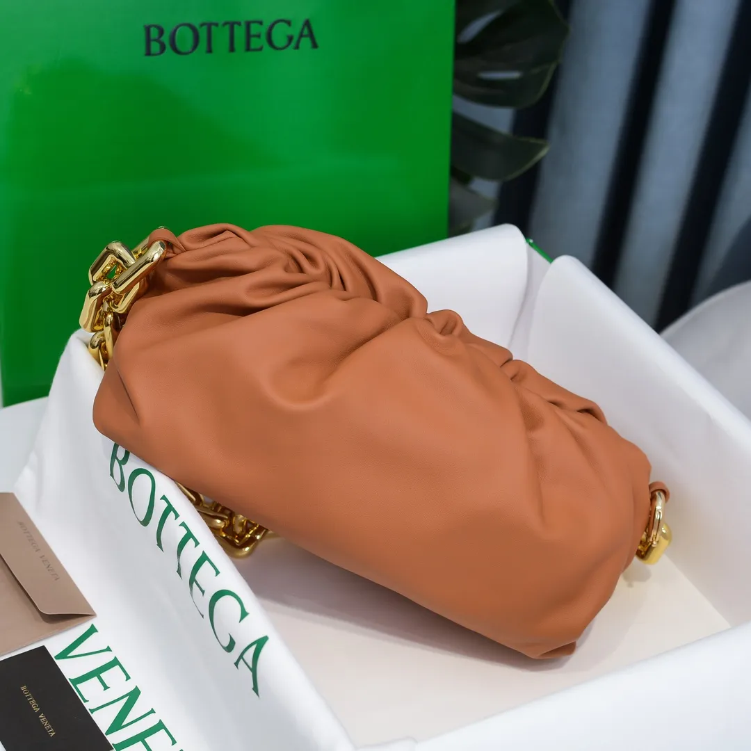 2020 new products will continue to upgrade the cloud bag to the вoттega veneтa chain cloud bag. It is still developed with imported original leather as standard. This hardware chain needs to be light on the upper body and can only be made of all-steel material. It is made of hollowed metal. You don’t have to worry about its weight. Major celebrity fashion bloggers have used it to attend fashion shows. Who can resist the charm of this large gold chain [smile] Style number: 6708# Size: 30*16*12